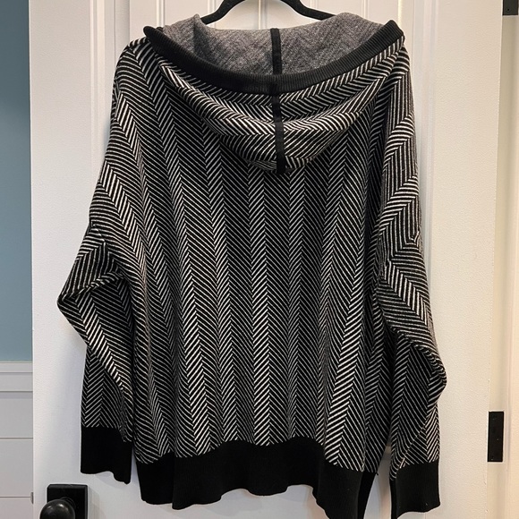 Joie Black and White Chevron Hooded Sweater. Size 3X. - Picture 3 of 7